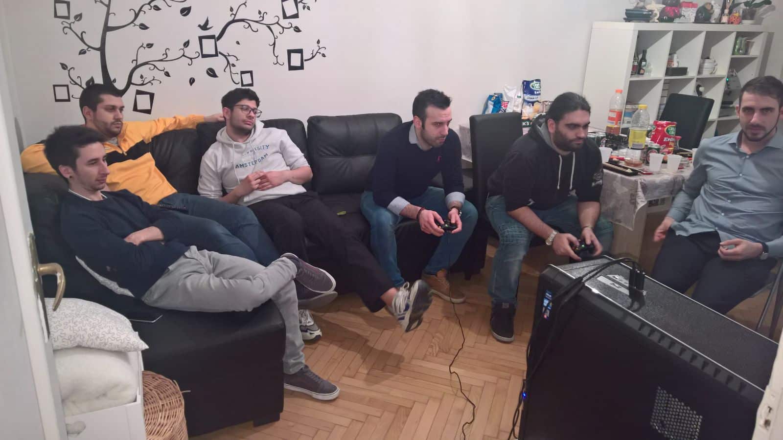 I partecipanti seguono una partita del Sushi Tournament